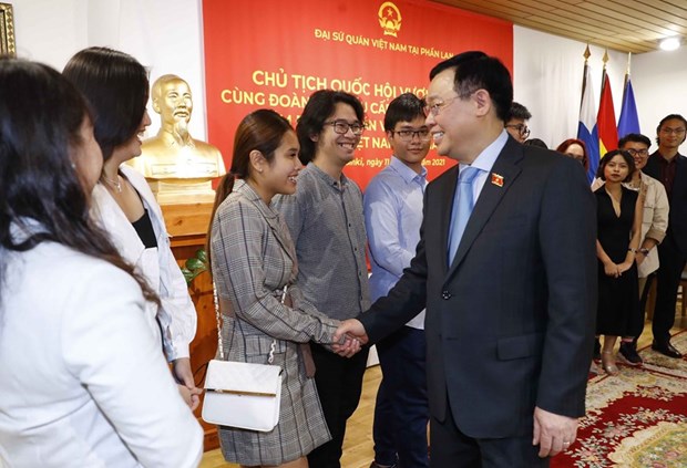 Le président de l AN Vuong Dinh Hue poursuit ses activités en Finlande